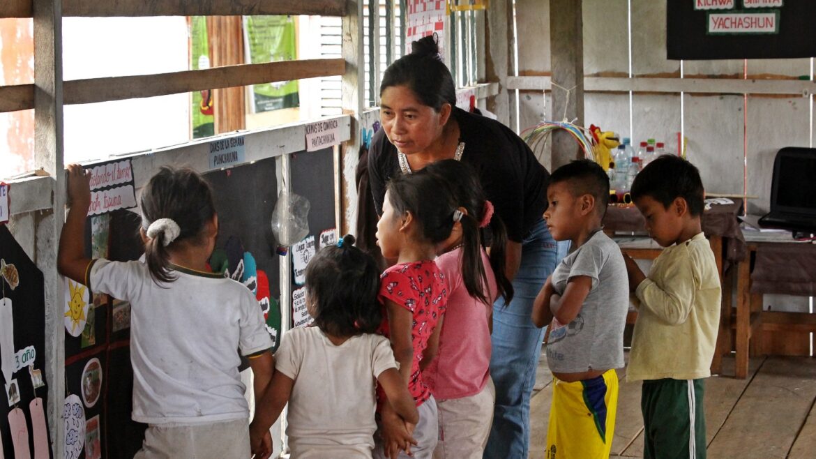 Maestra en trabajo de aula del pueblo Kichwa
