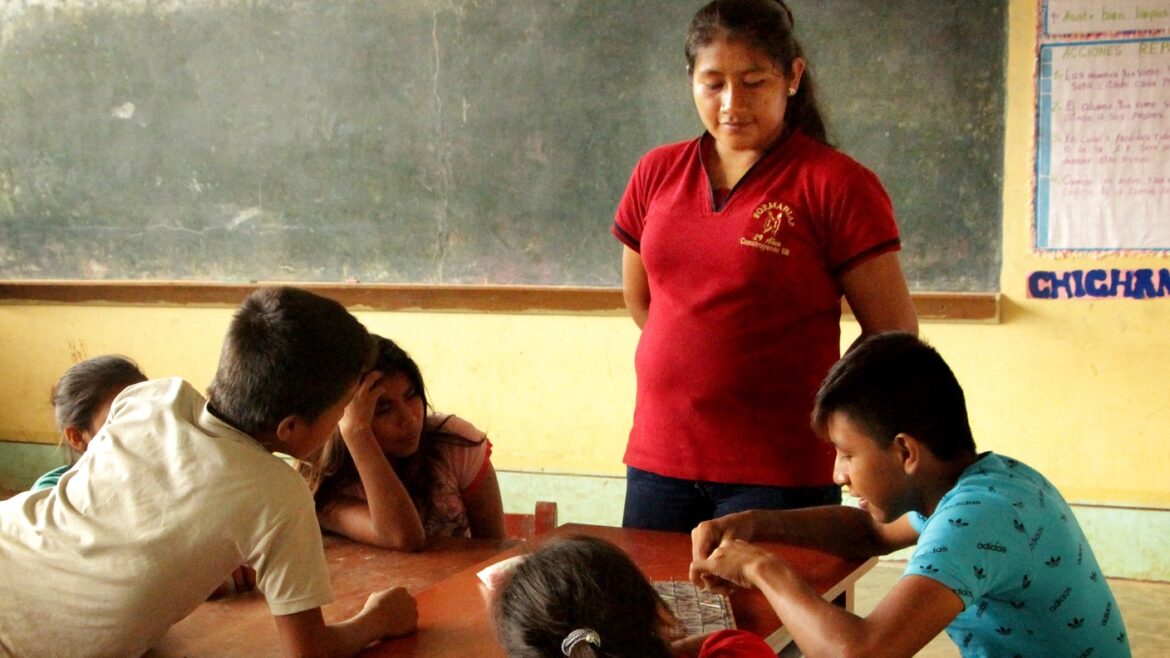 Maestra en trabajo de aula del pueblo Awajún